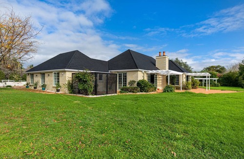 Papakura Villa | A Majestic Slice of Heaven with a private lake!