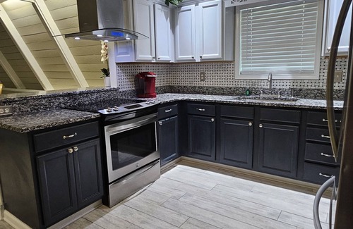 Warwick House | A-mazing clean and cozy Lakefront cottage! (Specials available)