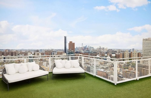 SoHo Hotel | A Mile Away from One World Observatory! Boutique and Pet-friendly Hotel