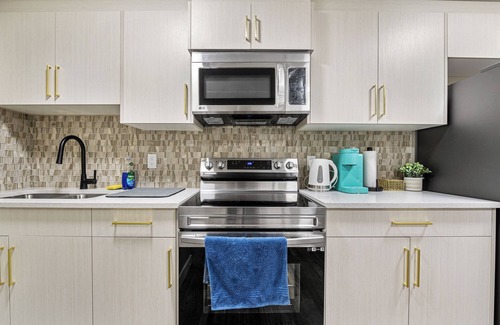 Southwest Calgary House | A modern 2-bedroom suite, with laundry, and wet bar(Stove unavailable for now)