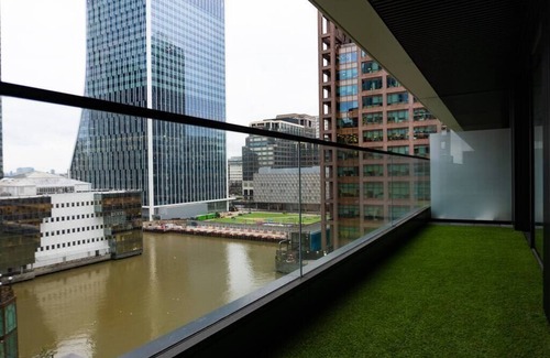 Canary Wharf Apartment | A modern and stylish apartment with balcony in the centre of Canary Wharf.
