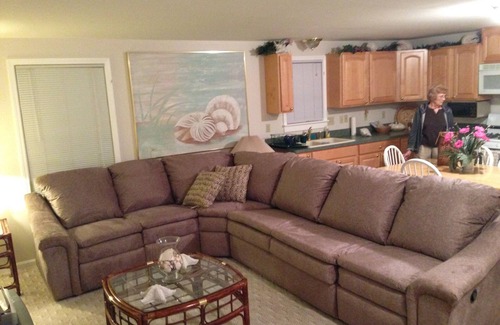 Lexington House | A modern family home with a great view of the lake and 75 yards from the beach