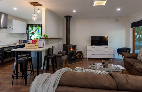 Cockatoo House | A modern home with fireplace and stream