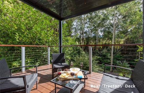 Cockatoo House | A modern home with fireplace and stream