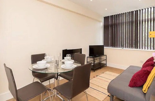 Horsham Apartment | A Modern & Homely Apt In Horsham W/ FREE PARKING