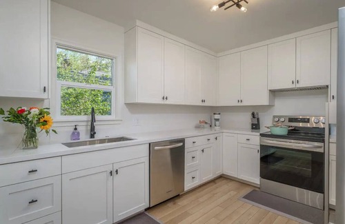 West University House | A Modern Minimalist's Dream- near DT, UNR & FWY