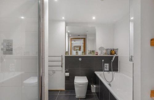 North Kensington House | A modern two bedroom flat with private parking