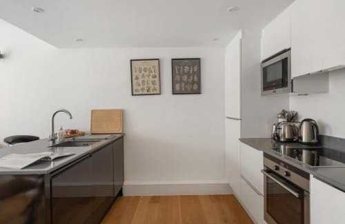North Kensington House | A modern two bedroom flat with private parking
