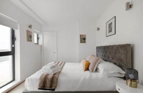 North Kensington House | A modern two bedroom flat with private parking