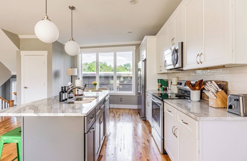 Katie Hill Neighborhood House | A modern two-bedroom/2.5 Bathroom townhome in East Nashville. Come enjoy this amazing rooftop! Our home includes a spacious garage for two vehicles. This newly built home is only a 10-min drive to most attractions including Broadway, Nissan Stadium,