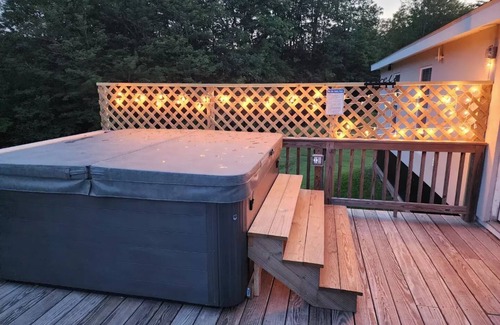 New Kingston House | A must-stay! Hot tub, dog-friendly, and EV charger