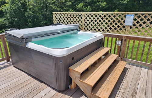 New Kingston House | A must-stay! Hot tub, dog-friendly, and EV charger