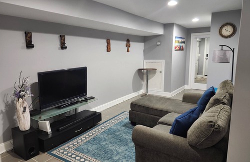Highlandtown Apartment | A New Studio Bedroom Office Suite with a Den Free WiFi & AC Beautiful Baltimore