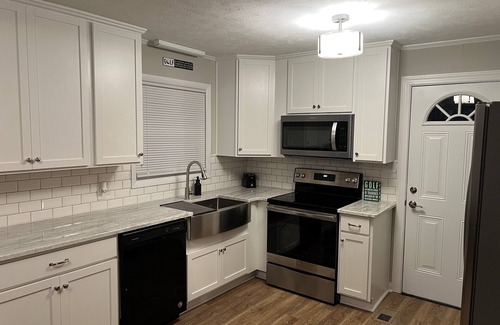 Pinehurst House | A newly renovated sleeps 8. 5-min drive or 30 min walk to the U.S. Open. nn