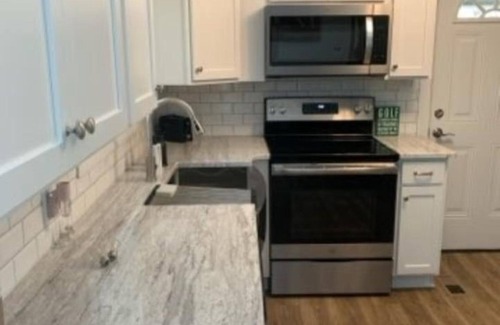 Pinehurst House | A newly renovated sleeps 8. 5-min drive or 30 min walk to the U.S. Open. nn