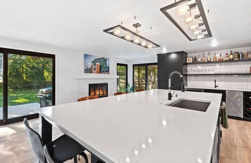 Ashwaubenon House | A+ NFL Draft Location! Steps from public entrance!