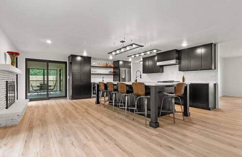 Ashwaubenon House | A+ NFL Draft Location! Steps from public entrance!