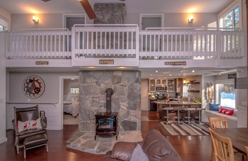Alpine Village House | A Notch Above: Next to Attitash, close to Storyland, Saco River & North Conway