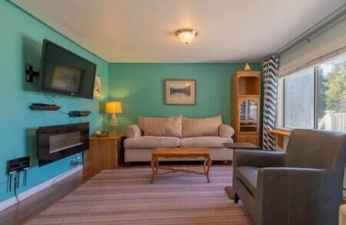 Alert Bay Cabin | (A) Oceanview Captain's Cabin (non pet friendly)