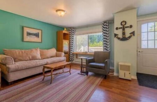 Alert Bay Cabin | (A) Oceanview Captain's Cabin (non pet friendly)