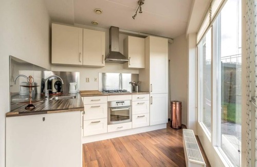 Oude-Tonge House | A panorama of water and nature at this comfortable dyke house!