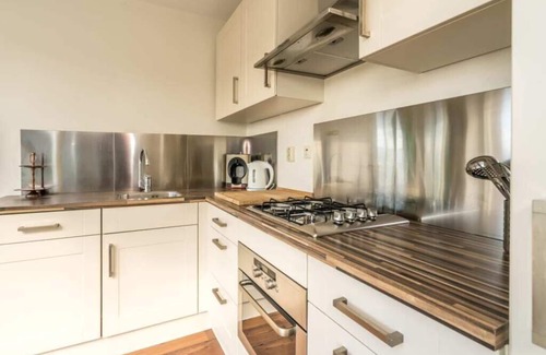 Oude-Tonge House | A panorama of water and nature at this comfortable dyke house!