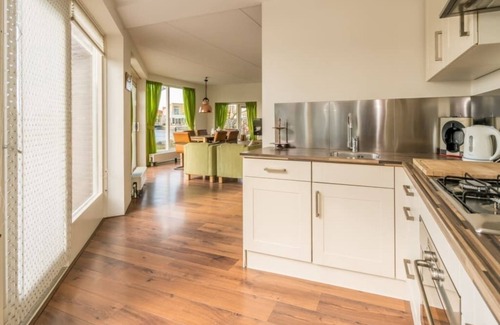 Oude-Tonge House | A panorama of water and nature at this comfortable dyke house!