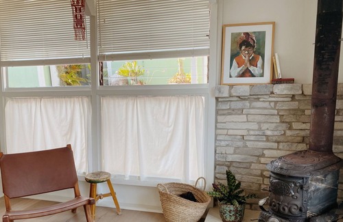 Sausalito Boat Rental | A Parisian ‘Nook’ — A Sausalito Houseboat w/ Private deck, fireplace & kayak