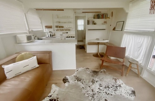 Sausalito Boat Rental | A Parisian ‘Nook’ — A Sausalito Houseboat w/ Private deck, fireplace & kayak