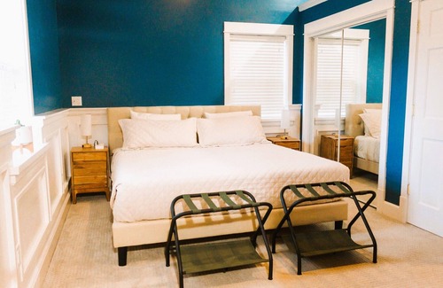 Bradley House | A Peace of Paradise. -Hot Tub, Massage Chair, Private Lot, Close to Gun Lake-