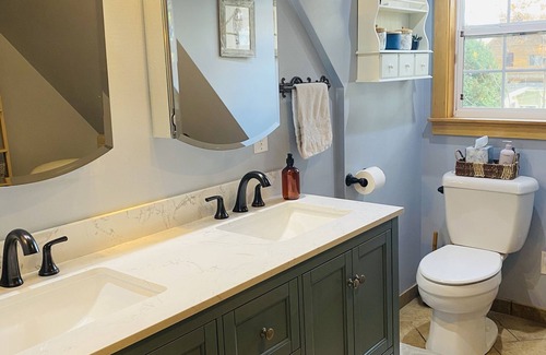 Bradley House | A Peace of Paradise. -Hot Tub, Massage Chair, Private Lot, Close to Gun Lake-
