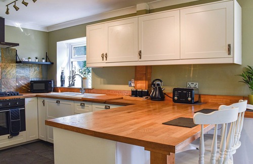 Gowerton Cottage | A peaceful farm stay within easy reach of stunning beaches and coastline.