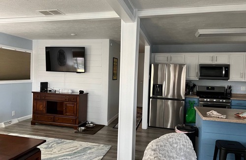 Monticello House | A peaceful retreat, come relax on Lake Shafer. Fire pit, kayaks & games.