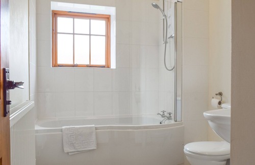 Twywell Cottage | A peaceful retreat surrounded by uninterrupted countryside and lakes awaits your visit.