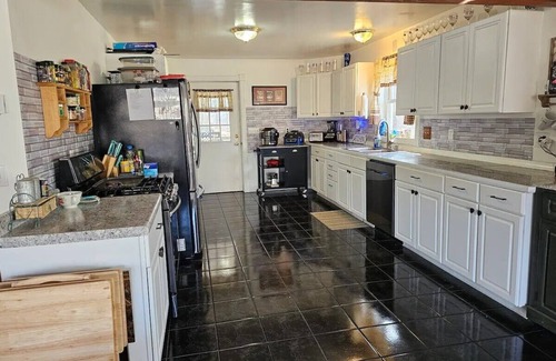 Grandy House | A peaceful River Getaway with a hot tub & fun!