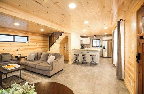Donner Lake Woods Cabin | A Peek of Donner Lake | Charming Retreat