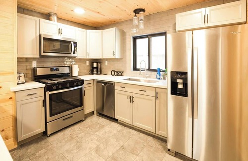 Donner Lake Woods Cabin | A Peek of Donner Lake | Charming Retreat