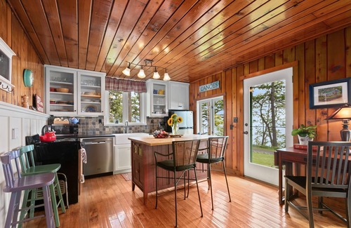 Bow Cottage | A Perfect Fall Getaway. Cozy, awesome views, close to fun hikes & great dining.