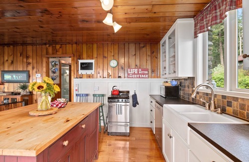 Bow Cottage | A Perfect Fall Getaway. Cozy, awesome views, close to fun hikes & great dining.