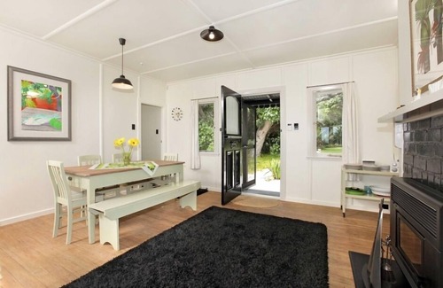Piha House | A Perfect place in Piha a two minutes walk to the beach from the Bach.