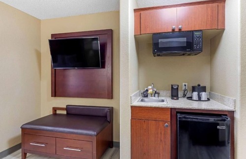 Lakewood Apartment | A pet-friendly, all-suite near Denver!
