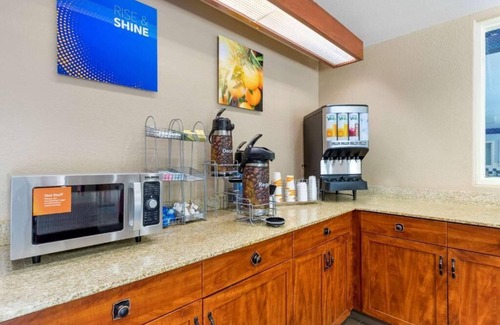 Lakewood Apartment | A pet-friendly, all-suite near Denver!