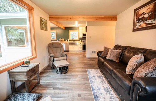 Port Angeles Apartment | A pet-friendly, creek side ranch house w/starlink