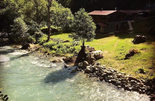Ayder Apartment | A place having historical arc-bridge view, a garden by river to spend time!