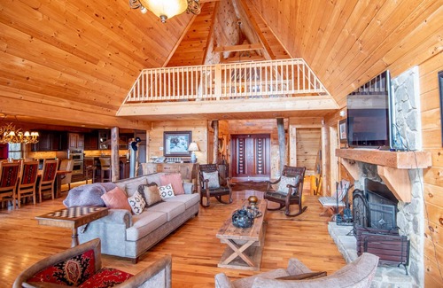Grassy Creek Cabin | A Place to Bring Everyone Together | Fraser Creek Lodge | Hot Tub & Pool Table