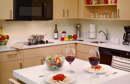 Auburn Hills Hotel | A Place You'll Surely Enjoy! Full Kitchen, Free Breakfast, Pets Allowed