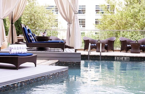 Memorial House | A Place You'll Surely Enjoy! Free Parking, Onsite Pool, Walk to CityCentre!