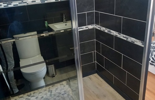 Lavelanet Bed & Breakfast | A pleasant room with shower room, 160cm bed and all comforts included.