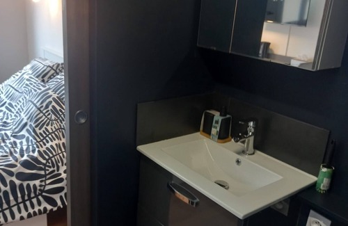 Lavelanet Bed & Breakfast | A pleasant room with shower room, 160cm bed and all comforts included.