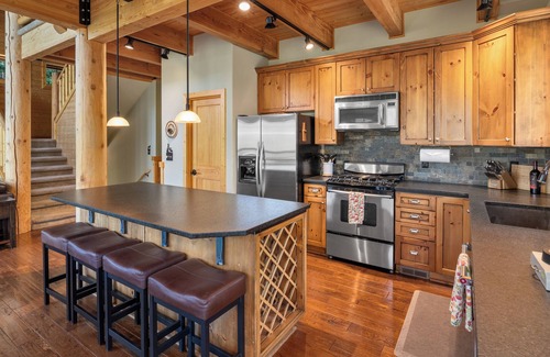 Cle Elum Cabin | A PNW dream! Hot Tub, Views, Firepits, Games, Hiking and Epic Location!